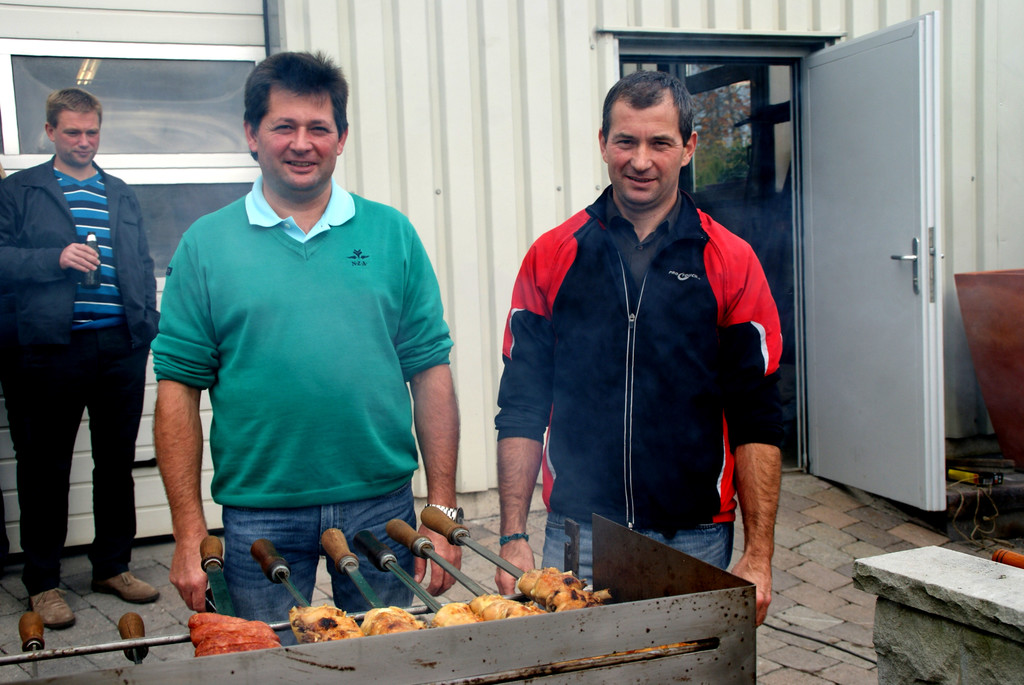 Wilson und Ademir_ die Grillmeister.JPG
