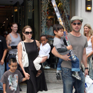 Angelina Jolie und Brad Pitt mit Maddox, Pax Thien und Zahara
