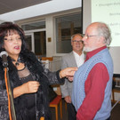 Bezirksobfrau Karin Reznicvzek __berreicht die Goldene Ehrennadel an Hans Hotz.jpg