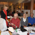 der T__tigkeitsbericht wird verteilt.jpg