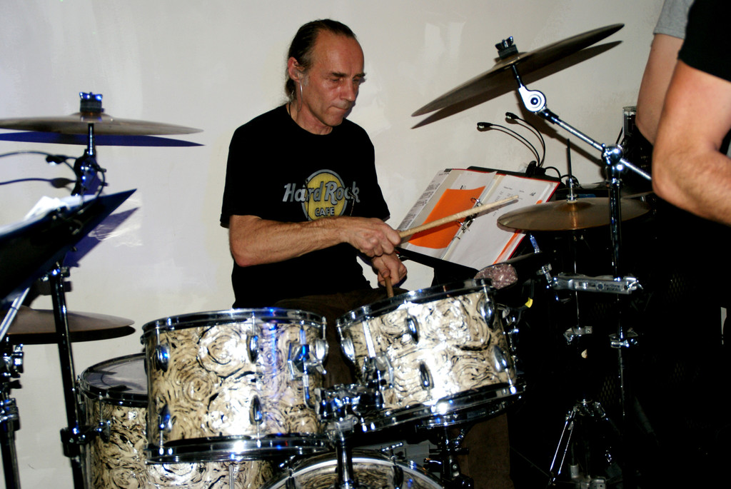 Benny Fitz an seinen Drums.JPG