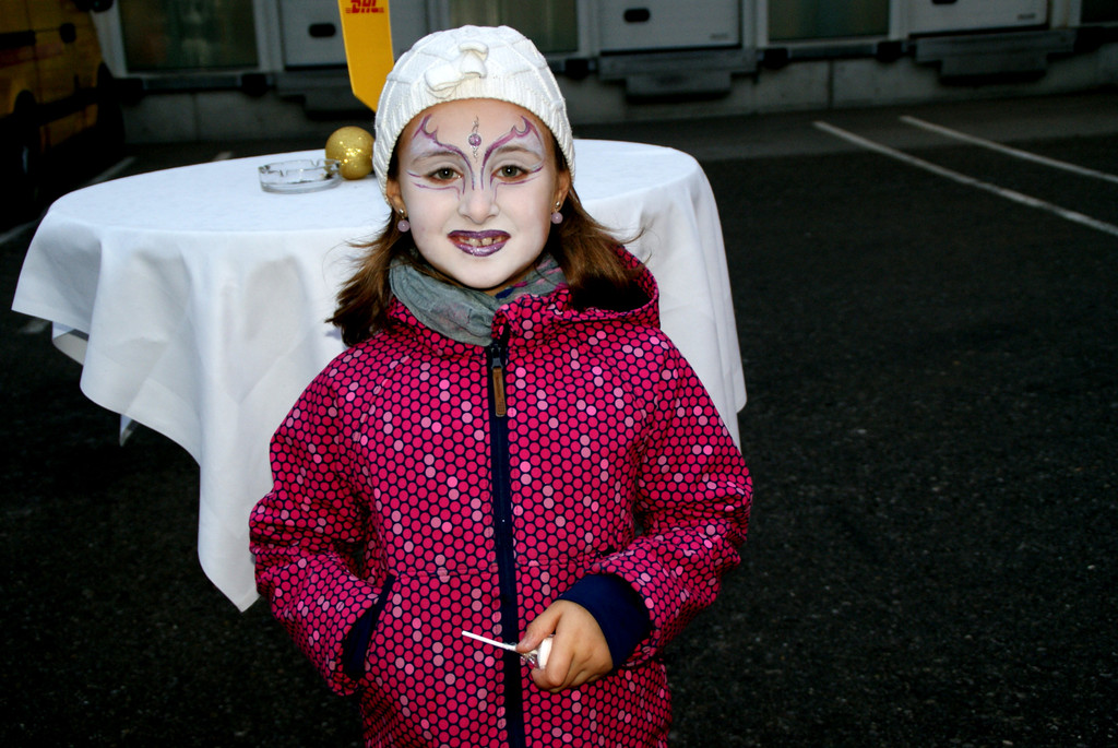 Pia _7_ lie__ sich bunt bemalen.JPG