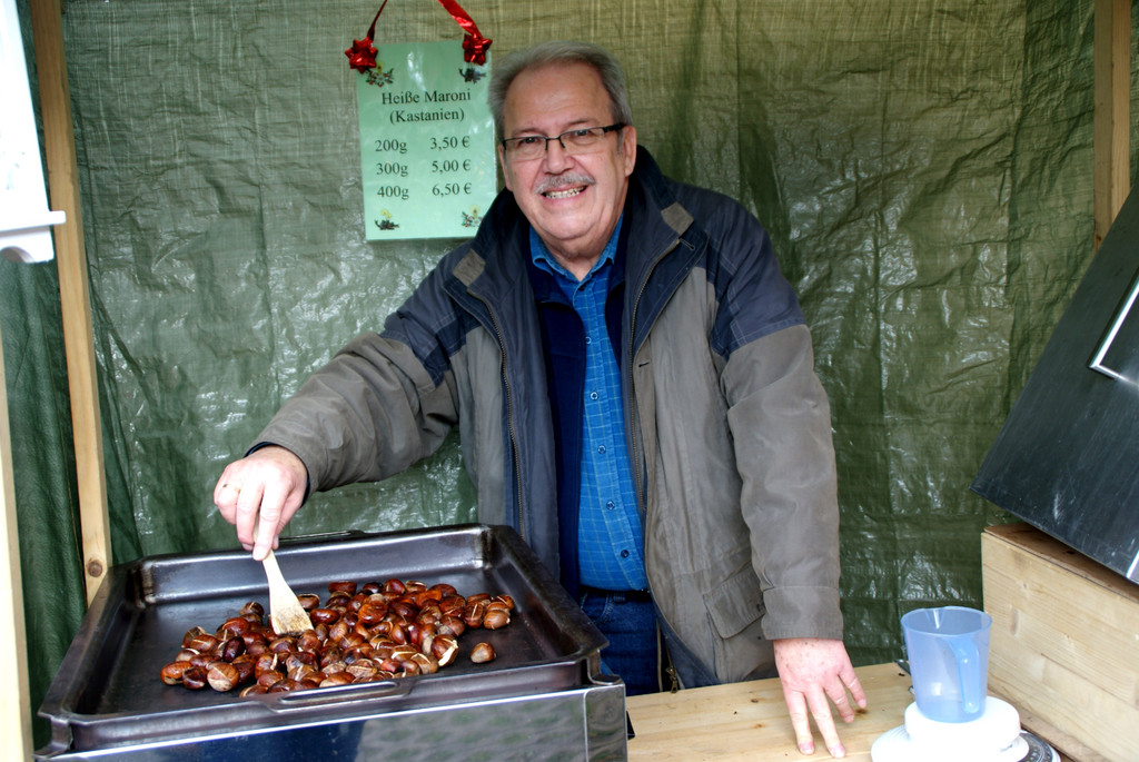 Alfred Kempter mit hei__en Maroni.JPG