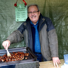 Alfred Kempter mit hei__en Maroni.JPG