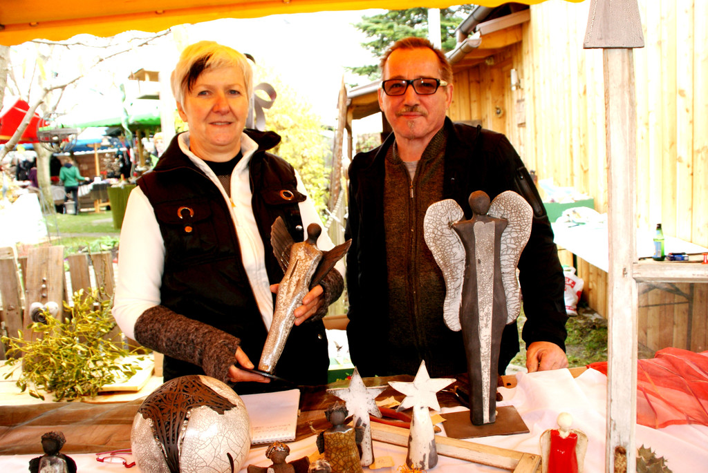 Christine und Herbert Flatz mit glasierten Engeln  aus Ton.JPG