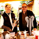 Christine und Herbert Flatz mit glasierten Engeln  aus Ton.JPG