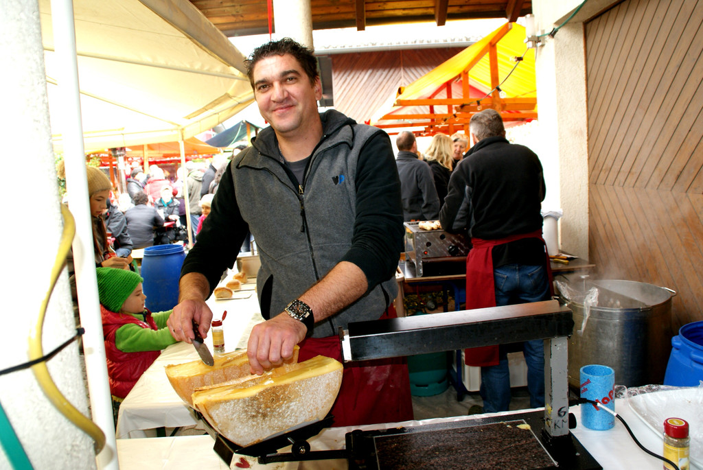 Gerald Kilga mit gschmackigem Raclette.JPG