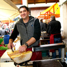 Gerald Kilga mit gschmackigem Raclette.JPG