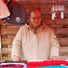 Henriette Quicala aus Feldkirch mit beh__kelten Handt__chern.JPG