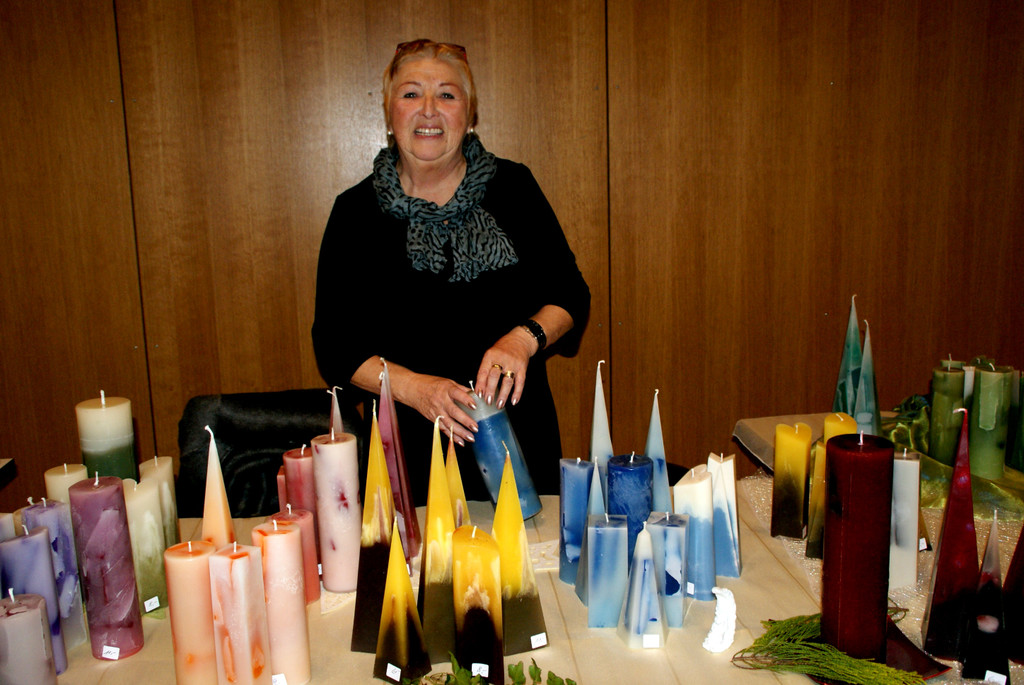 Inge Nicolussi aus Hohenems mit ihren kunstvollen Kerzen.JPG