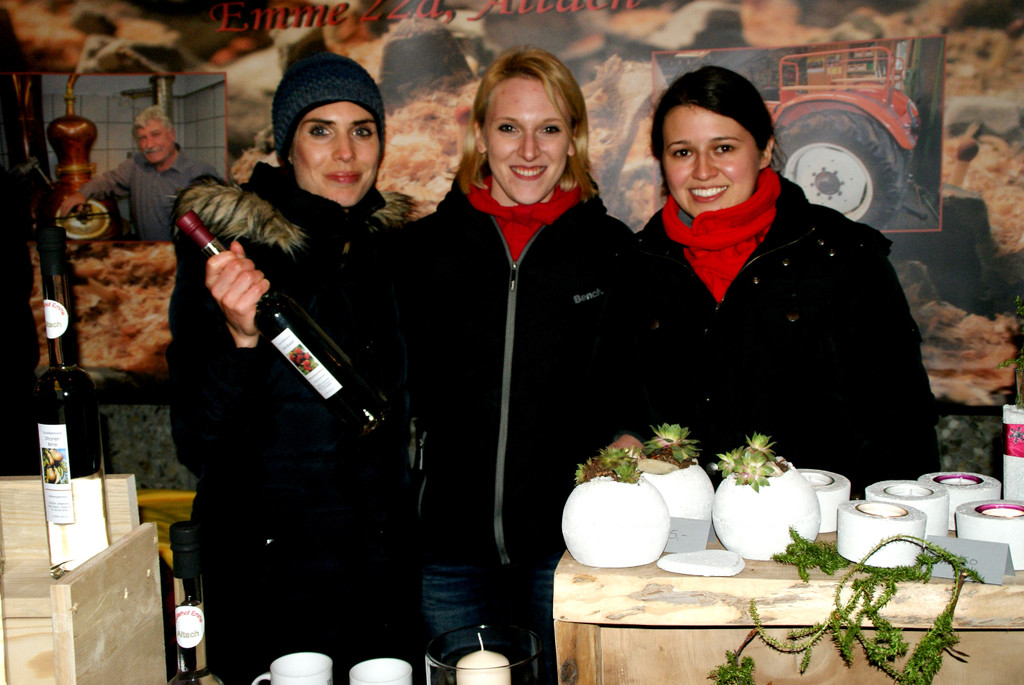 Julia M__ller_ Kathrin Burtscher und Karoline Waibel mit Schn__psen vom M__ller Hof.JPG