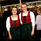 Erna Zoller und Chiara Caminades im feschen Dirndl.JPG