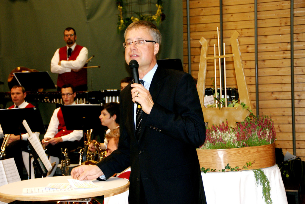 Wolfgang Mittempherger f__hrte souver__n durchs Programm.JPG