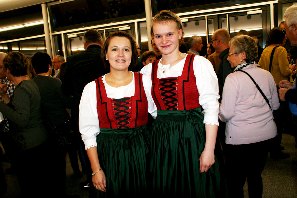 Erna Zoller und Chiara Caminades im feschen Dirndl.JPG