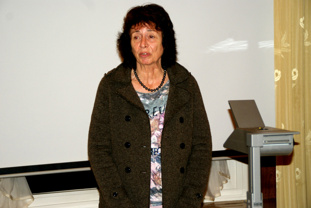 Agnes J__ger begr____te die Besucher im Namen der VHS.JPG