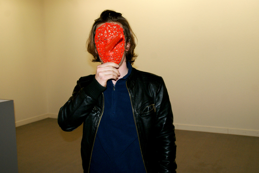 Gatekeeping K__nstler Fabian Hesse mit face recognition pinocchio_ ein 3 D-Druck.JPG