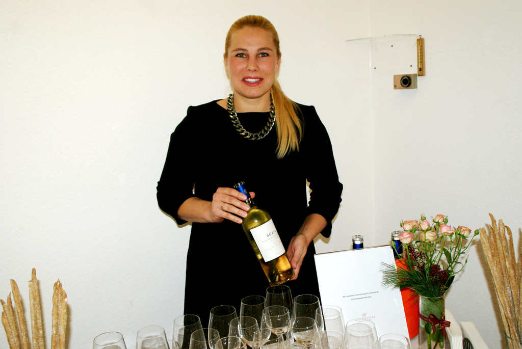 Susanne Weber mit Wein von Buongustaio.JPG