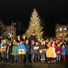 Weihnachtsbaum vor dem Landhaus erleuchtet