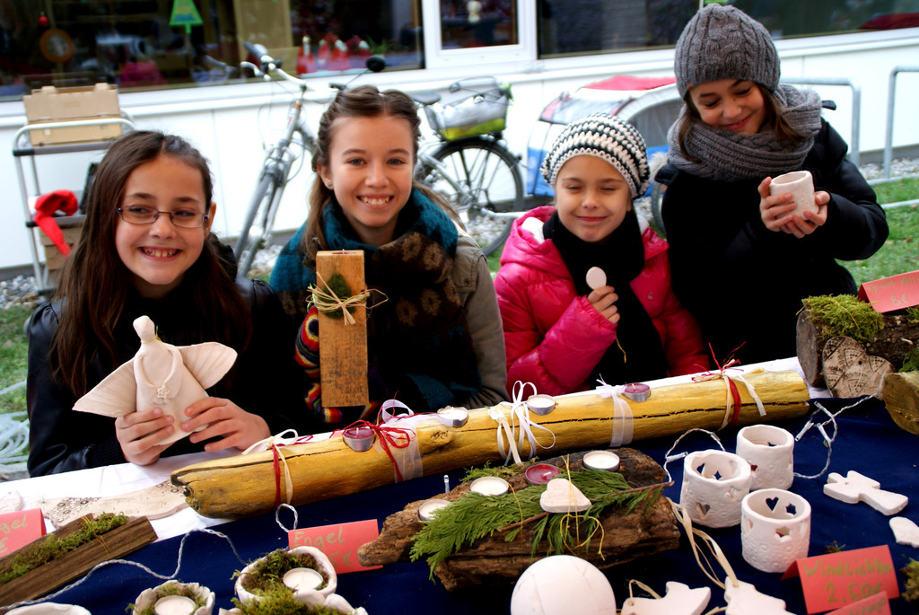 3 x Laura und Sarah_ am Kinderstand gab es allerhand selbst Gebasteltes_ verkauft f__r einen guten Zweck.JPG