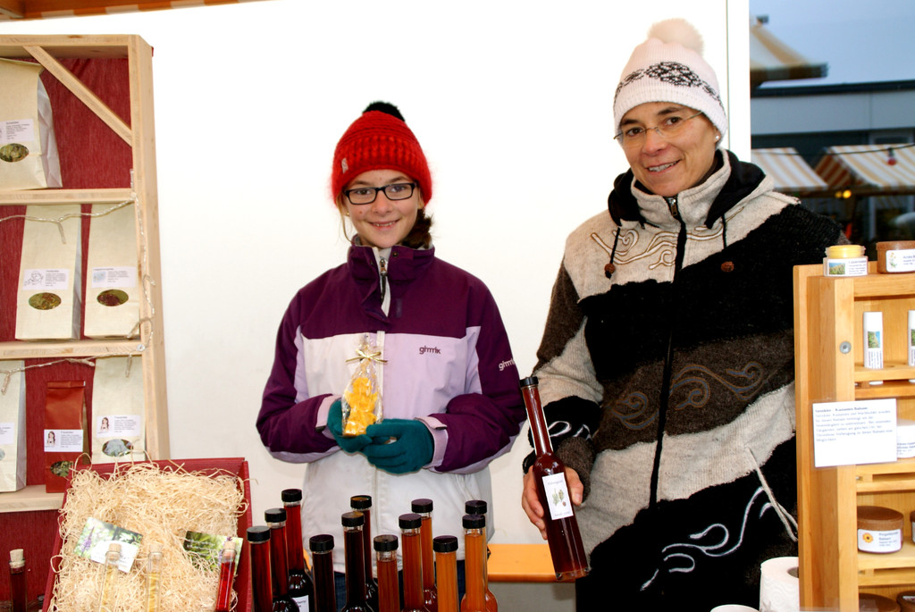 Bianca und Marina Schuster boten Balsame_ Cremen Tinkturen und Tee an - die Kr__uter stammen aus dem eigenen Garten.JPG