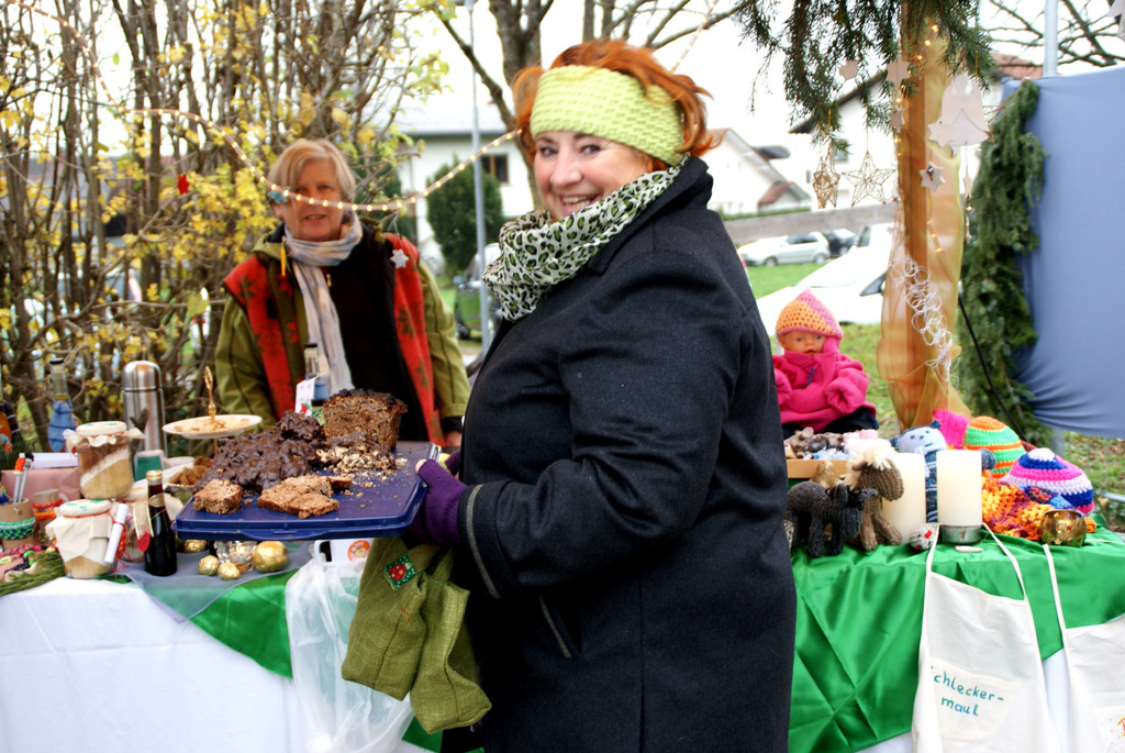 Brigitta mit herrlichem Geb__ck.JPG