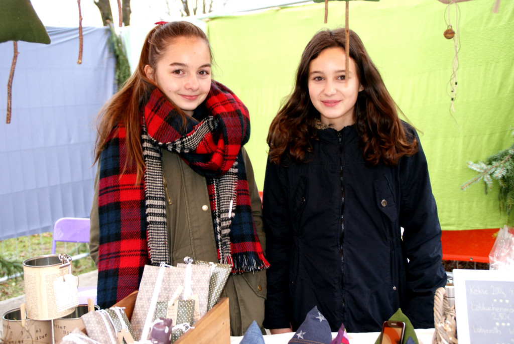 Hannah und Rahel mit selbstgebackenen Keksen.JPG