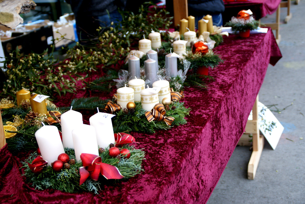 Kunstvoll gebundene Adventkr__nze.JPG