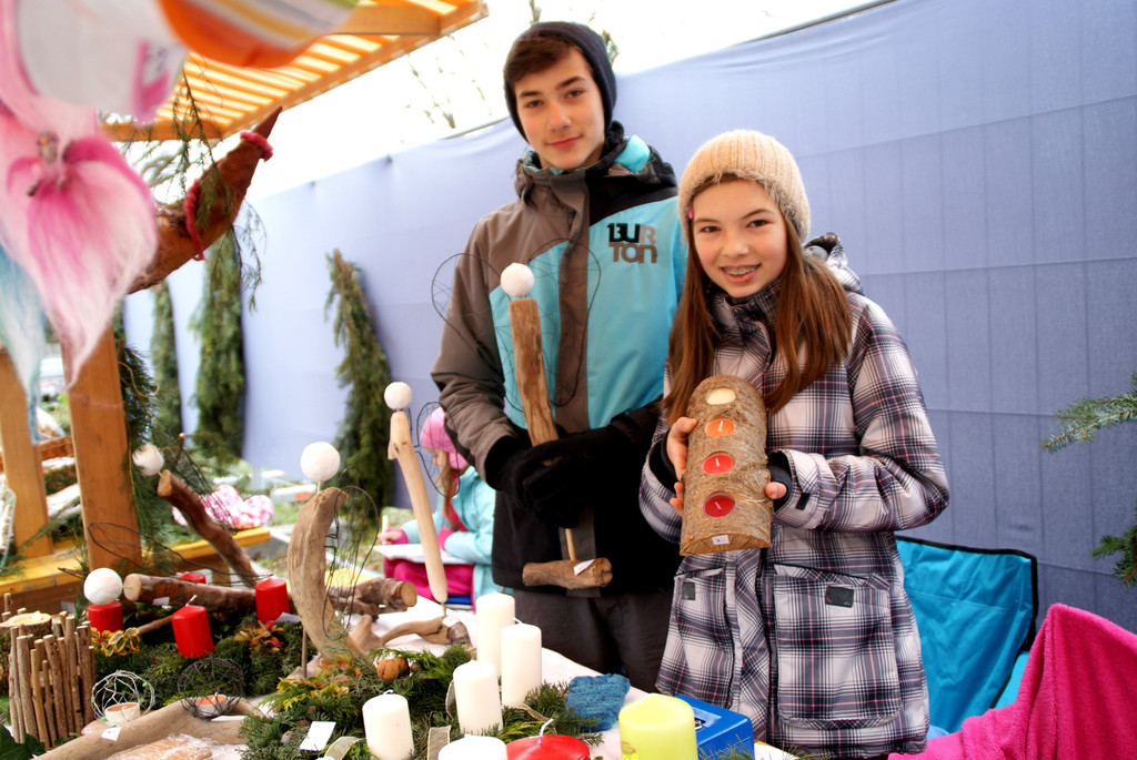 Talis und Monalisa mit Selbstgebasteltem.JPG