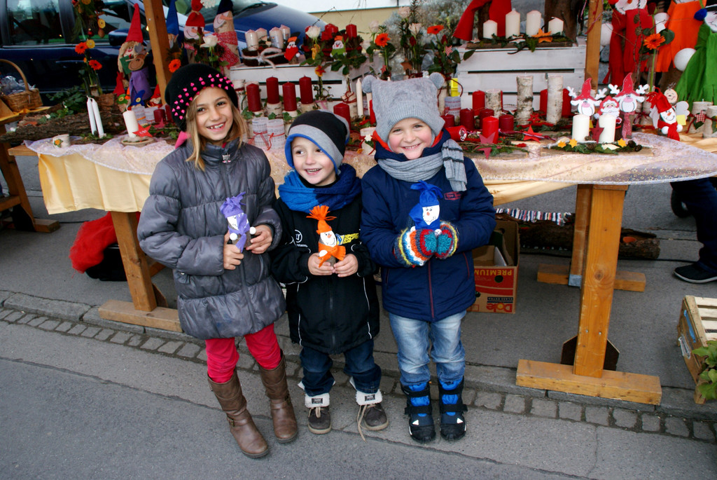 Leonie_ Fabio und Lionel freuen sich aufs Christkind.JPG