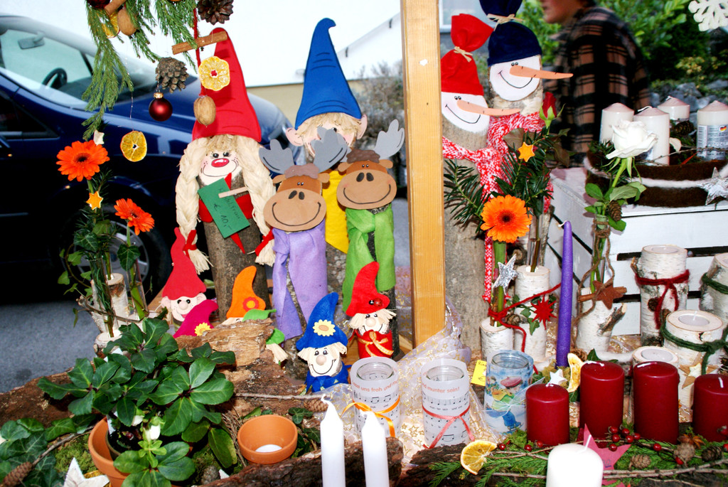 Lustige Weihnachtswichtel von Nadja Begle zogen alle Blicke auf sich.JPG