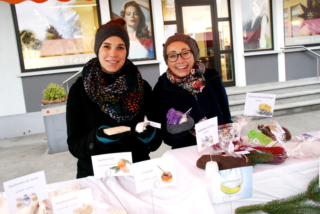 Sarah und Sarah mit Seifen aller Art.JPG
