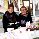 Sarah und Sarah mit Seifen aller Art.JPG