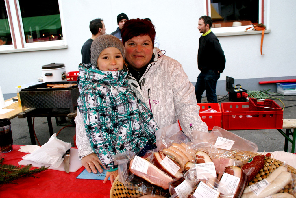 Silvia und Mia verkauften Speck vom Bura-Karle.JPG