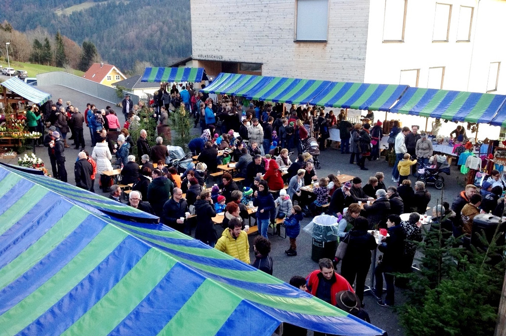 Zahlreiche Marktbesucher sorgten f__r gute Stimmung.jpg