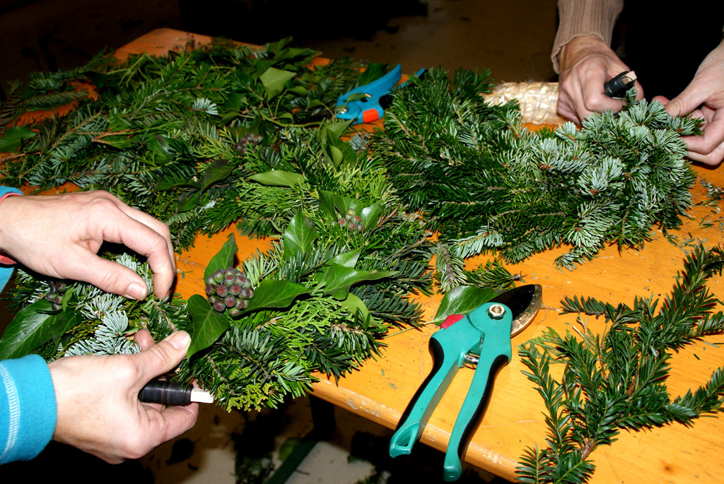 # Titelbild _56_ Flei__ige H__nde beim Adventkranzbinden.JPG