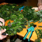 # Titelbild _56_ Flei__ige H__nde beim Adventkranzbinden.JPG