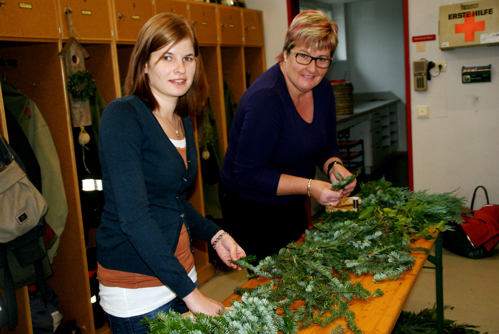 Christina und Mama Ruth_ ein Kranz f__r die Adventzeit.JPG