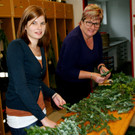 Christina und Mama Ruth_ ein Kranz f__r die Adventzeit.JPG