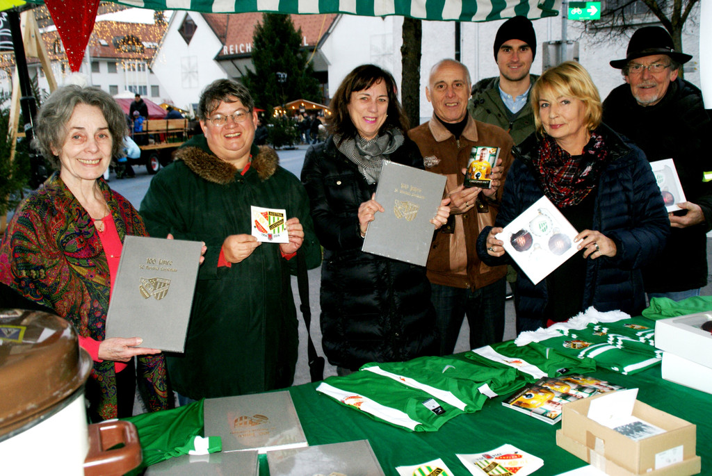 # Titelbild _64_ Die SC Austria Fans mit der druckfrischen Chronik.JPG