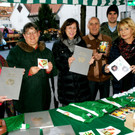 # Titelbild _64_ Die SC Austria Fans mit der druckfrischen Chronik.JPG