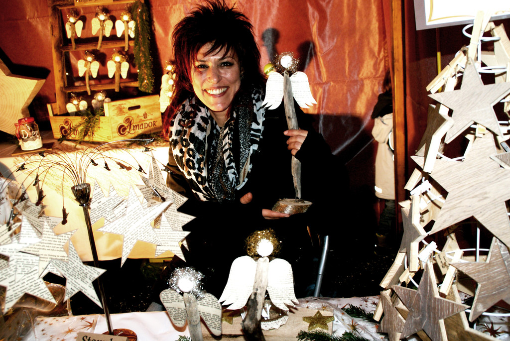 Sonja pr__sentiert Kostbarkeiten vom Kreativ Shop.JPG