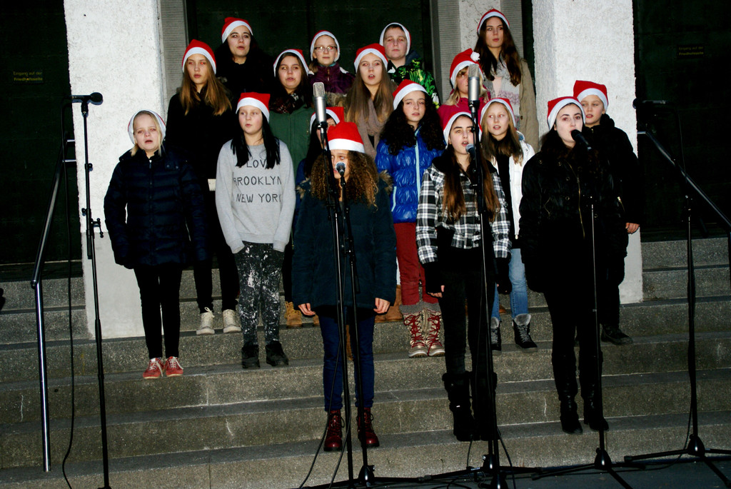 Wolfgang Verocais Popchor mit dem neuen Weihnachtslied.JPG