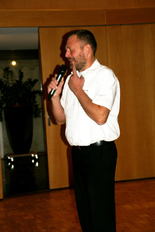 Armin Ebenhoch stellt seinen Most vor.JPG