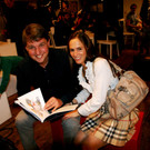 Beate und Kurt Fischer bl__tterten in Otto Hofers Buch.JPG