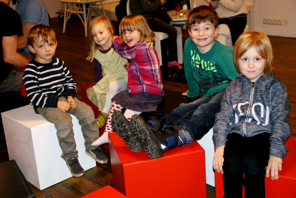 Die Kinder freuen sich auf eine tolle Weihnachtsgeschichte.JPG