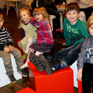 Die Kinder freuen sich auf eine tolle Weihnachtsgeschichte.JPG