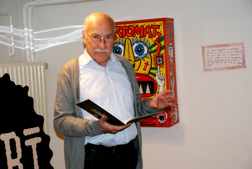 Otto Hofer las selbst aus seinem Buch.JPG