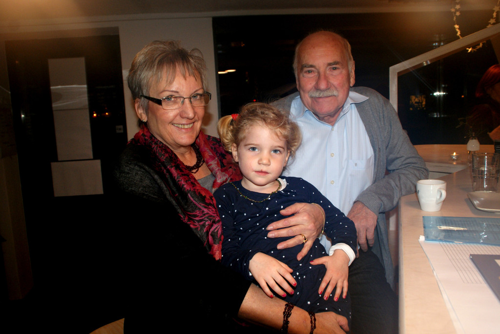 Vroni und Otto Hofer mit Enkelin Valentina _3_.JPG