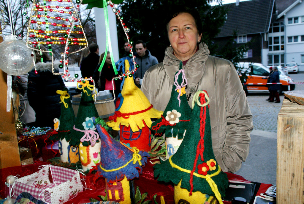 Eleonore Breu__ mit ihren herzigen H__uschen aus Filz.JPG