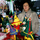 Eleonore Breu__ mit ihren herzigen H__uschen aus Filz.JPG